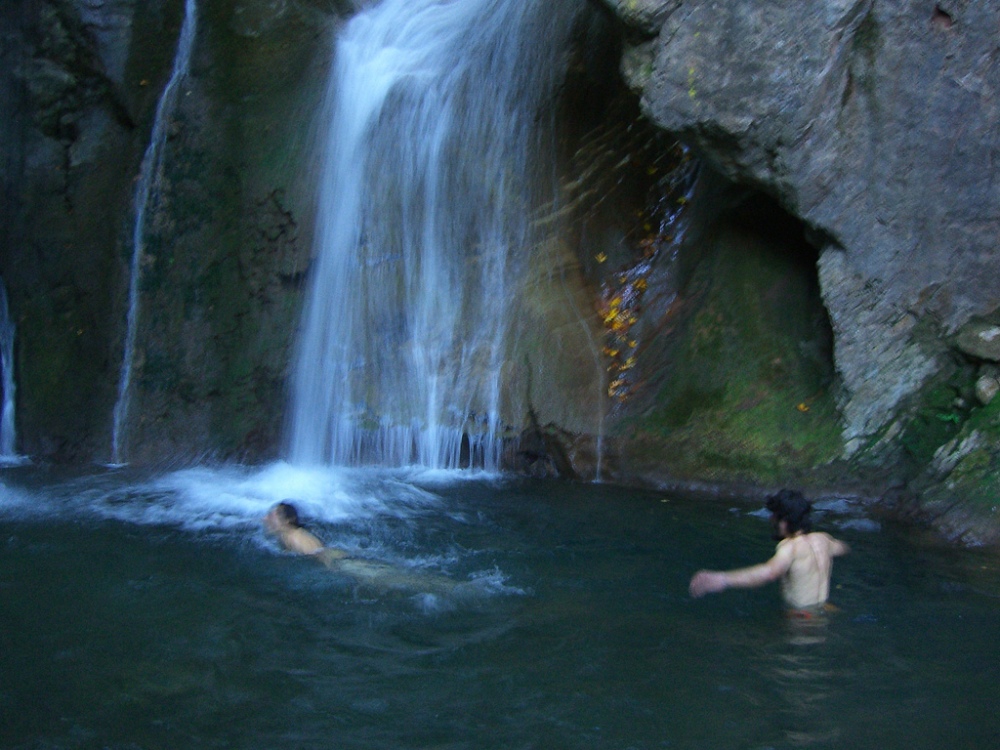 Very crappy photograph of a magnificent place with unbearably cold waters. There is a small balcony behind the waterfall that you can shit on.